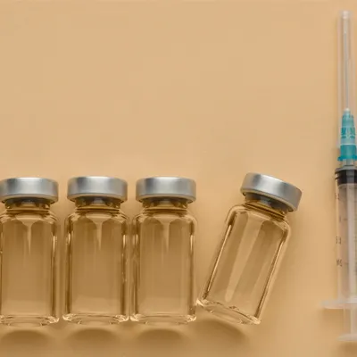 Automatic filling and closing machine for single-dose syringes in a medical manufacturing line