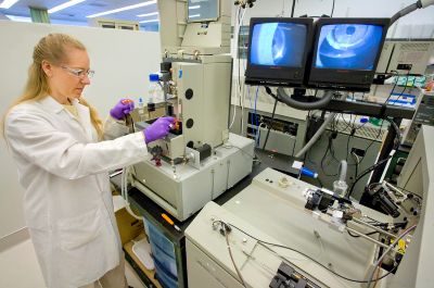 Mass spectrometry instrument with proteomics data on screen